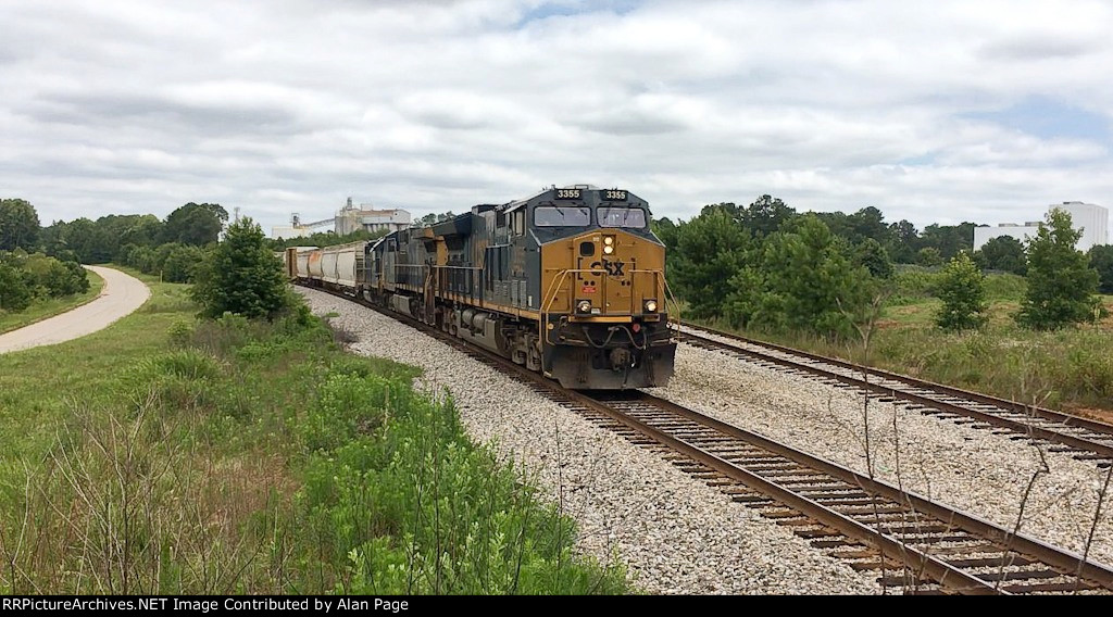 CSX 3355, 95, and 2684 roll mixed freight southbound